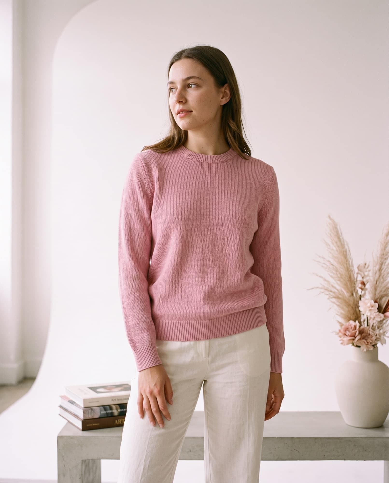 Sweter rozłożony i sfotografowany telefonem w domu oraz ten sam sweter na modelce